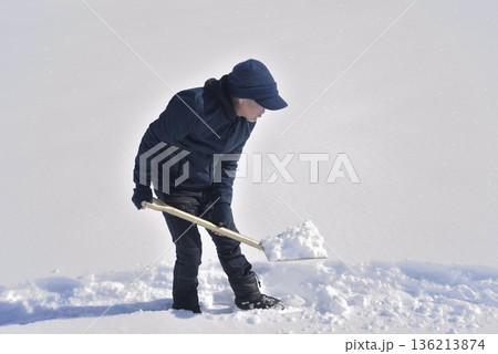 豪雪地帯で田舎暮らしをしている老人が除雪 豪雪地帯で田舎暮らしをしている老人が除雪 136213874