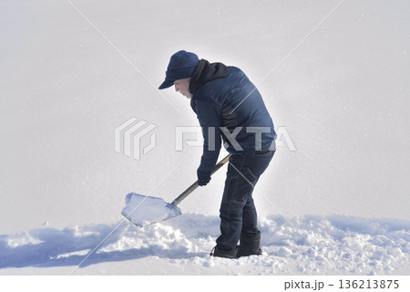 豪雪地帯で田舎暮らしをしている老人が除雪 豪雪地帯で田舎暮らしをしている老人が除雪 136213875