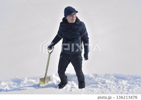 豪雪地帯で田舎暮らしをしている老人が除雪 豪雪地帯で田舎暮らしをしている老人が除雪 136213876
