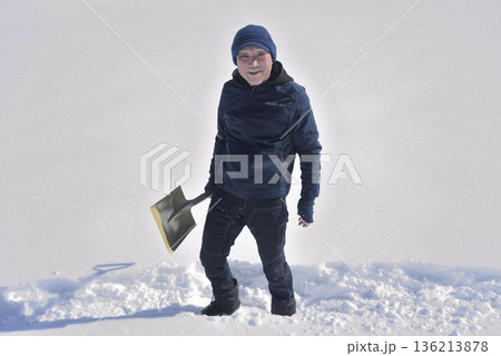 豪雪地帯で田舎暮らしをしている老人が除雪 136213878