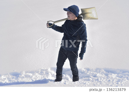 豪雪地帯で田舎暮らしをしている老人が除雪 豪雪地帯で田舎暮らしをしている老人が除雪 136213879