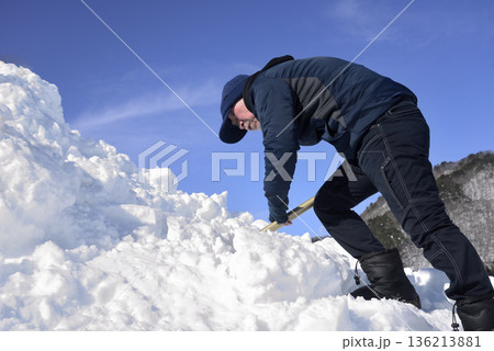 豪雪地帯で田舎暮らしをしている老人が除雪 136213881