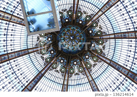 ギャラリー・ラファイエット・パリ・オスマンの美しいドーム天井 136214614