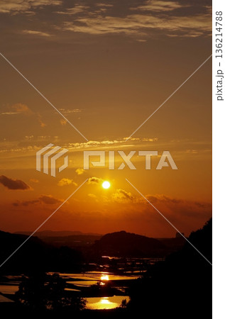 篠栗町　水田に反射する夕陽　若杉太祖宮のサンセット 136214788