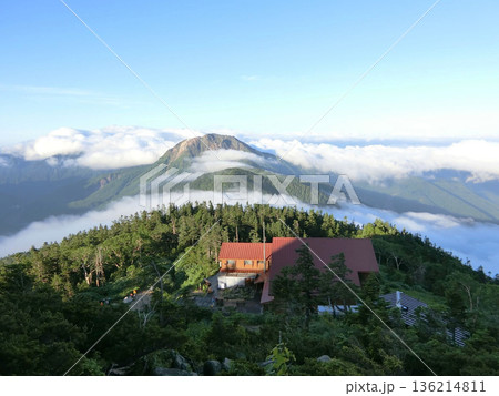 西穂山荘と奥に焼岳 西穂山荘と奥に焼岳 136214811
