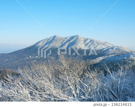 宝篋山山頂から雪化粧の筑波山を望む 136214815