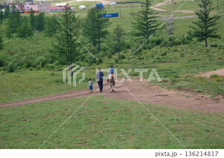 モンゴル アリヤバル寺院 子供に乗馬の特訓 モンゴル アリヤバル寺院 子供に乗馬の特訓 136214817