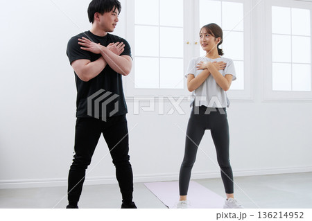 パーソナルトレーナーにトレーニングを受ける若い女性 パーソナルトレーナーにトレーニングを受ける若い女性 136214952