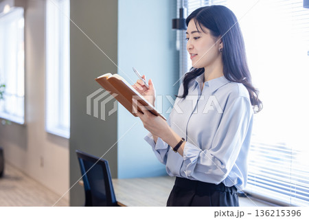 手帳を持つビジネスウーマン 136215396