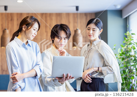 クリエイティブなビジネスチーム クリエイティブなビジネスチーム 136215428