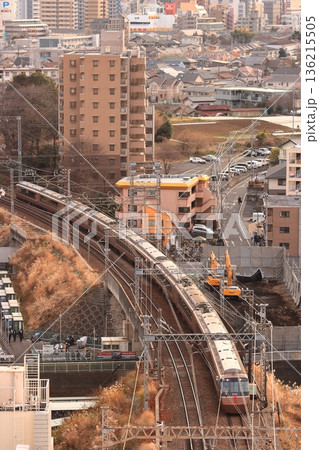 東京都町田の町並みの中を走行する小田急30000形電車の特急ロマンスカー_2011/1/27撮影 136215505