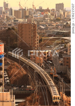 再開発が進む2010年代の東京都町田の町並みの中を走行する小田急5000形電車_2011/1/27 136215507