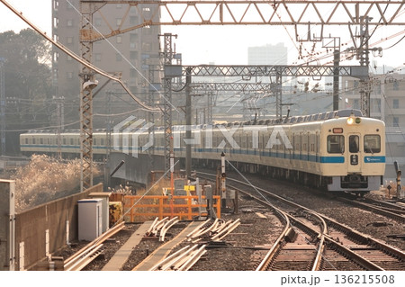 夕景の小田急小田原線を走行する5000形電車の快速急行列車_2011/1/24 136215508