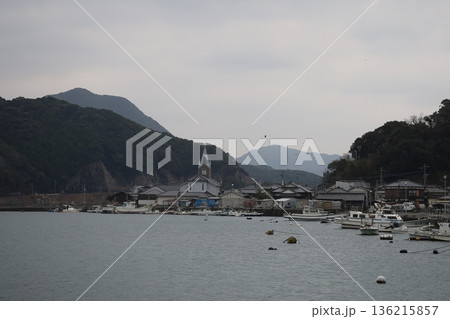 漁港と教会の風景 漁港と教会の風景 136215857