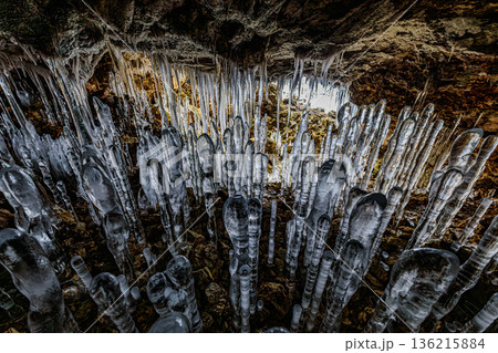 冬の百畳敷洞を埋め尽くす氷の柱と洞窟景観 136215884