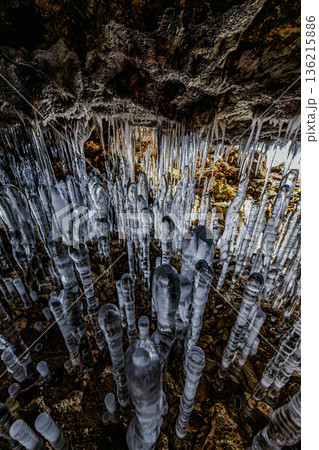北海道の洞窟に広がる氷筍群・神秘の氷の造形美 136215886