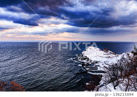 冬の小樽・祝津の絶景　日本海と雪に包まれた岬の風景 136215894