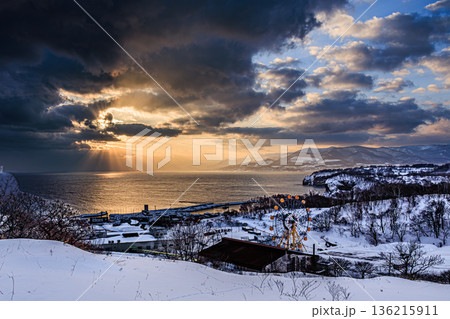 冬の祝津パノラマ展望台から望む小樽の海と朝景 136215911