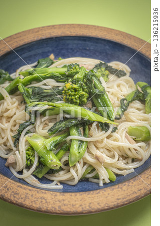 美味しそうな菜の花とツナのパスタ 美味しそうな菜の花とツナのパスタ 136215936