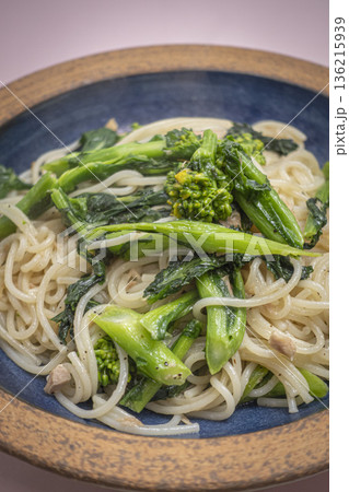 美味しそうな菜の花とツナのパスタ 美味しそうな菜の花とツナのパスタ 136215939