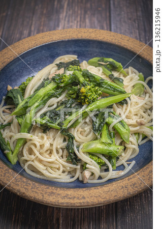 美味しそうな菜の花とツナのパスタ 美味しそうな菜の花とツナのパスタ 136215946