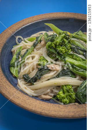 美味しそうな菜の花とツナのパスタ 美味しそうな菜の花とツナのパスタ 136215953