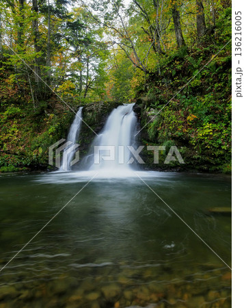 紅葉始まる山深い滝 136216005