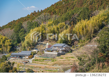 明日香村の冬の棚田風景 奈良県 明日香村の冬の棚田風景 奈良県 136216272