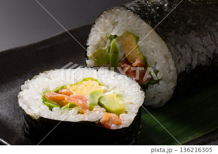 太巻き（アボカド　サーモン　チーズ）　 136216305