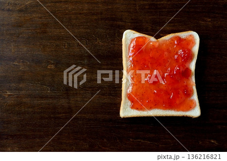 真上から見たテーブル背景のいちごジャムを塗った食パン 136216821