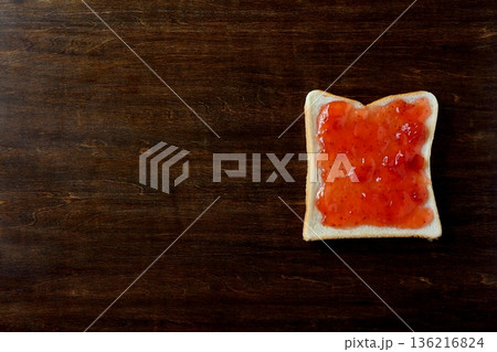 真上から見たテーブル背景のいちごジャムを塗った食パン 136216824
