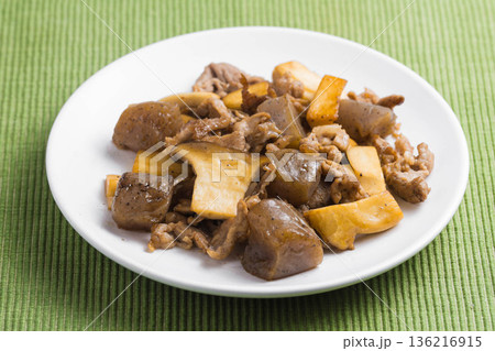 コンニャクのエリンギと豚肉の炒め物 コンニャクのエリンギと豚肉の炒め物 136216915