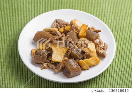 コンニャクのエリンギと豚肉の炒め物 136216916