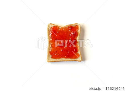 真上から見た白背景のいちごジャムを塗った食パン 真上から見た白背景のいちごジャムを塗った食パン 136216943