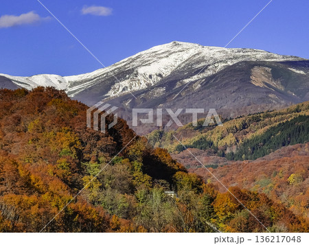 月山の初冠雪 山形県西川町 月山の初冠雪 山形県西川町 136217048