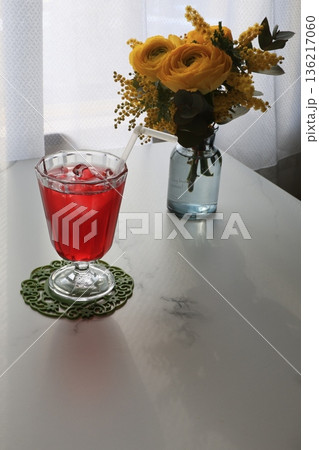 花と赤いハーブドリンク 136217060