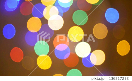 幻想的に輝くカラフルな玉ボケの抽象背景イラスト 夜を彩るイルミネーションと光の粒のテクスチャ素材 136217258
