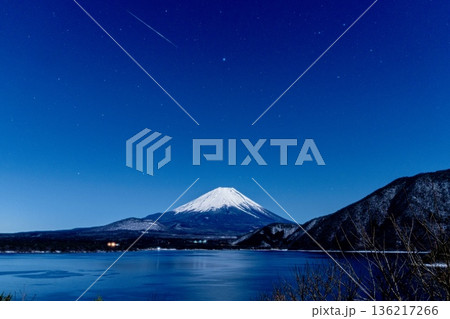 富士山と流れ星 136217266