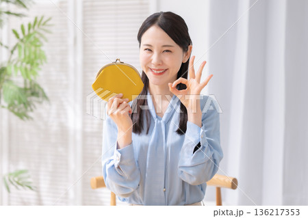 笑顔で財布を持つ女性 136217353