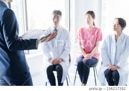 医療従事者に説明をするMR 136217382