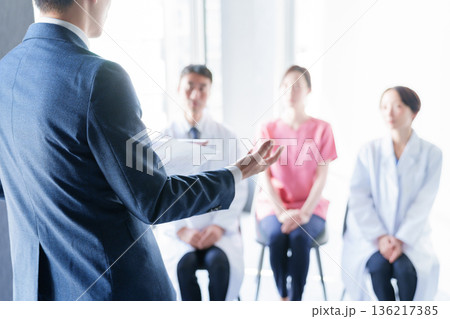 医療従事者に説明をするMR 136217385