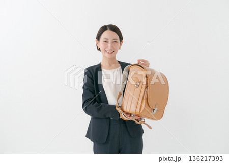 ランドセルを持つお母さん ランドセルを持つお母さん 136217393