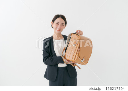 ランドセルを持つお母さん ランドセルを持つお母さん 136217394