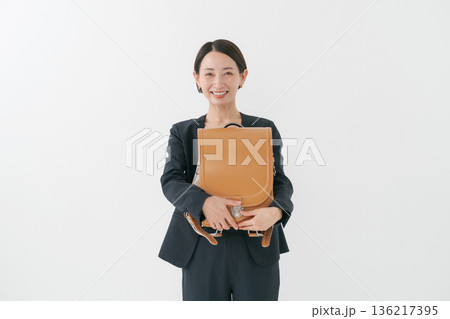 ランドセルを持つお母さん ランドセルを持つお母さん 136217395