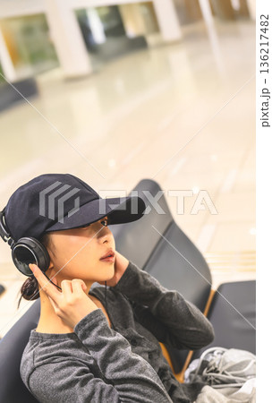 空港で音楽を聴く女性 ■撮影協力:関西国際空港(KIX) 空港で音楽を聴く女性 ■撮影協力:関西国際空港(KIX) 136217482