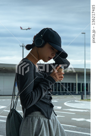 空港でコーヒーを飲む女性 ■撮影協力：関西国際空港（KIX） 136217485