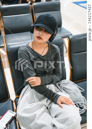 空港で音楽を聴く女性 ■撮影協力:関西国際空港(KIX) 空港で音楽を聴く女性 ■撮影協力:関西国際空港(KIX) 136217487