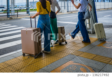 空港へ向かう旅行者たち ■撮影協力：関西国際空港（KIX） 136217492