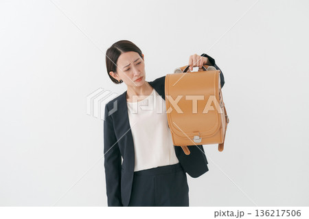 ランドセルを持つお母さん 136217506