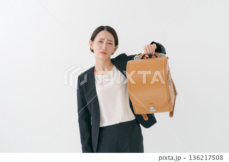 ランドセルを持つお母さん 136217508